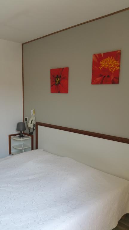 Le Magiot Hotell Montliot-et-Courcelles Rum bild